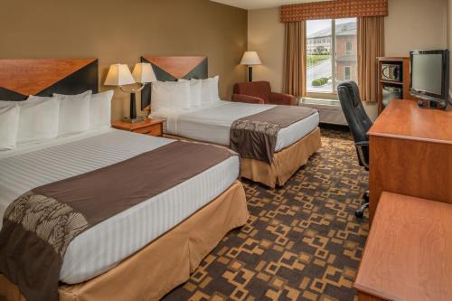 a hotel room with two beds and a desk at Best Western Kennewick Tri-Cities Center in Kennewick