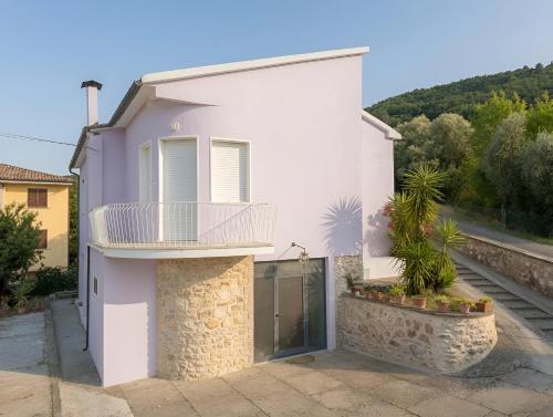 a white house with a balcony and a gate at La Casa dell'Anello - Relax & View - ItalyWeGo in Narni