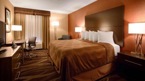 מיטה או מיטות בחדר ב-Best Western Maple City Inn