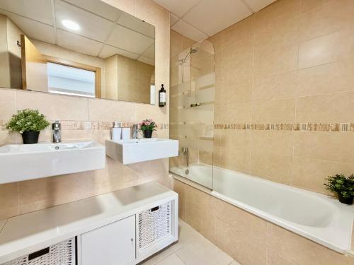 Elegant Luxury Apartment in the City Center by TuriVida