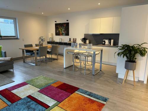 a kitchen and living room with a table and chairs at SunSet - Ruhig & Zentral - Komfort Apartment Nähe Altstadt & DOM in Cologne