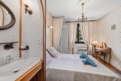 a bedroom with a bed and a sink and a tub at Chez Daniel Et Zdenka in Villars-les-Dombes