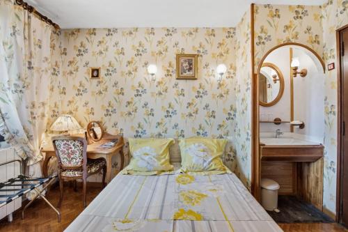 a bedroom with a bed and a sink at Chez Daniel Et Zdenka in Villars-les-Dombes