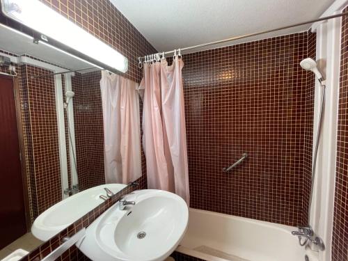 a bathroom with a sink and a toilet and a tub at Costa 010 in Setúbal