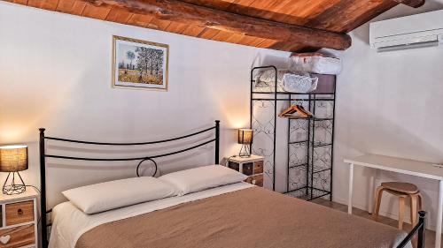 a bedroom with a bed in a room at Appartamenti Monte Selce in Monselice