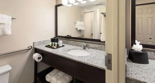 bagno con lavandino e specchio di Best Western Ramkota Hotel Aberdeen ad Aberdeen