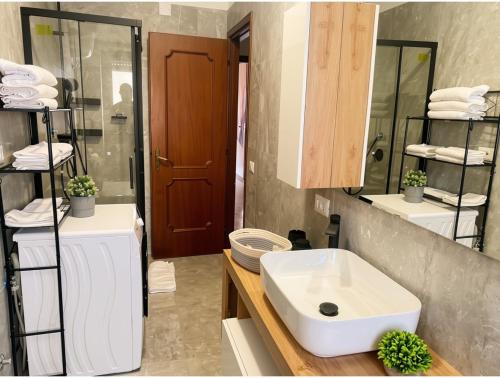 Modern 2 Bedroom Flat with Private Parking - Rome
