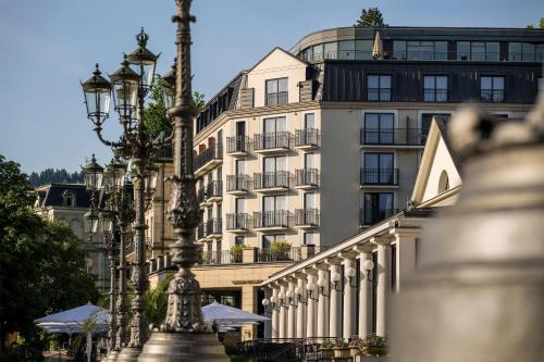 ein Gebäude mit einer Straßenlaterne davor in der Unterkunft Maison Messmer - ein Mitglied der Hommage Luxury Hotels Collection in Baden-Baden