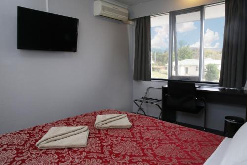 Ένα ή περισσότερα κρεβάτια σε δωμάτιο στο White Manor Motel