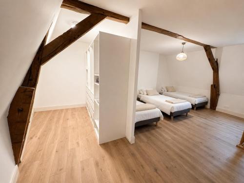a living room with a bed and a couch at Maison de ville hypercentre Béthune in Béthune