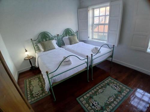 a bedroom with a bed and a window at Casa Kilowatt - Amarante - Quarto 2 in Amarante
