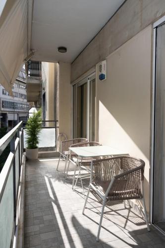 Spacious apartment next to the National Garden