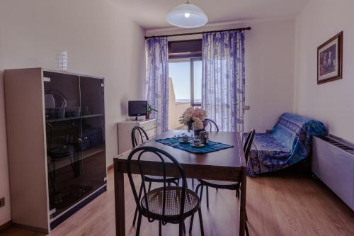 a living room with a dining room table with chairs at Le Terrazze in Follonica