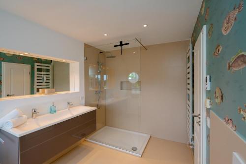 a bathroom with a sink and a shower at LITZKOW 14205 in Morsum