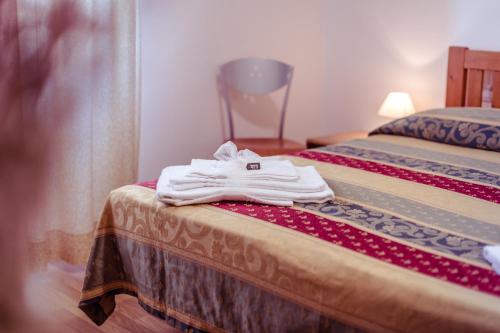 two beds in a hotel room with towels on the bed at Le Terrazze in Follonica
