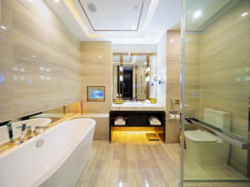 Koupelna v ubytování Royal Garden Hotel Shanghai-Free Shuttle to and From Disney & PVG & close Metro Line2 easy to SHA New Expo
