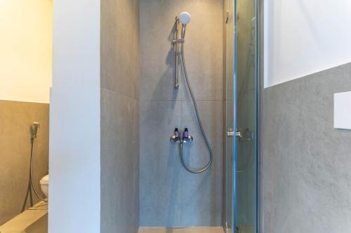 a shower in a bathroom with a glass door at Les Jardins Kaslik in Al Bāţiyah