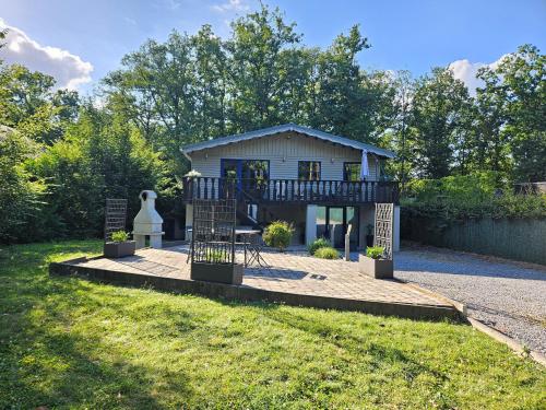a small house with a balcony and a yard at CHALET ARDENTARDENNE - Durbuy in Durbuy
