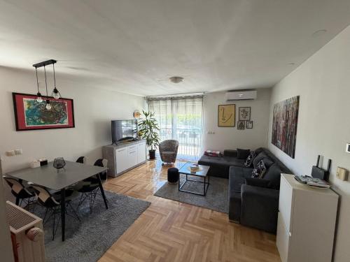 Apartman West - private parking place