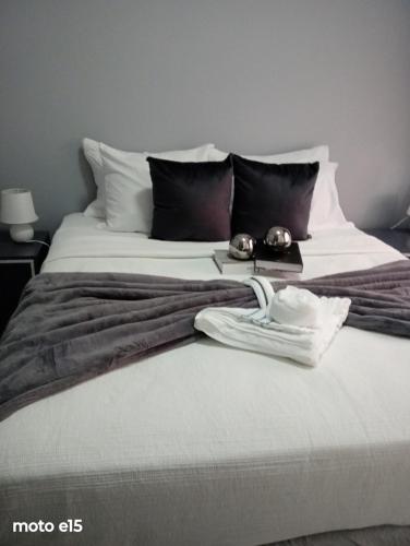 a bedroom with a large bed with white sheets and pillows at Green Harvest BnB in Newmansford