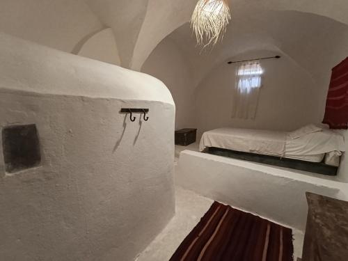 a room with a bed in a room with at Dar Toubib in Qaşr Chouline