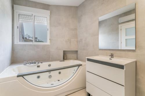 a bathroom with a tub and a sink at Bender House in Moralet