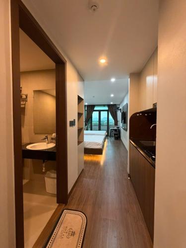 a room with a bathroom with a sink and a mirror at A30 Hotel & Apartment in Lưu Xá