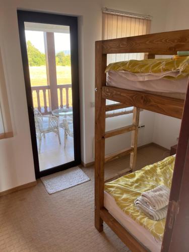 ein Zimmer mit zwei Etagenbetten und einem Balkon in der Unterkunft Villa Dreams in Golf Club Ibar in Dolna Banya