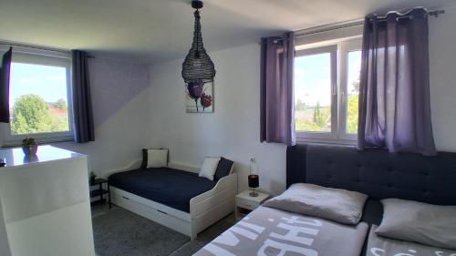 a bedroom with a bed and a bed and windows at Ferienwohnung Berlin - Schönefeld Flughafen mit Küche in Schönefeld