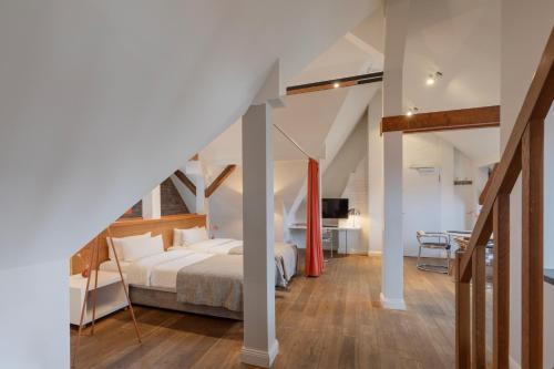 a bedroom with a bed and a desk in a room at Hotel Oderberger in Berlin