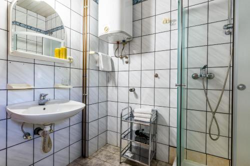 a bathroom with a sink and a shower at Apartment Vila Simovic in Zlatibor