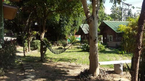 Κήπος έξω από το Rainbow House Pai