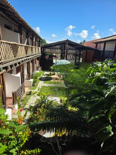 a garden in the middle of a building with plants at Fantasia do Agreste in Jandaíra