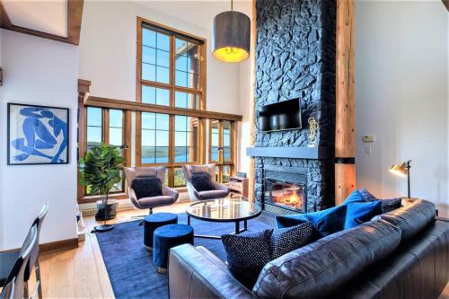 a living room with a couch and a fireplace at Tremblant Prestige - Équinoxe 164-2 in Mont-Tremblant