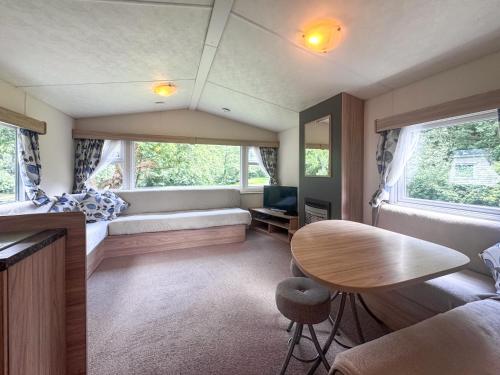 a small room with a table and a couch at Kingfisher - Uk52120 in Hevingham