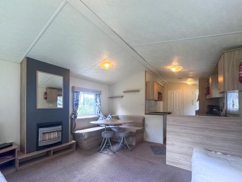 a room with a kitchen and a table in it at Kingfisher - Uk52120 in Hevingham
