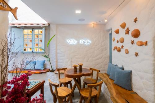 a dining room with a table and chairs at Pousada Vila DuJu in Porto De Galinhas