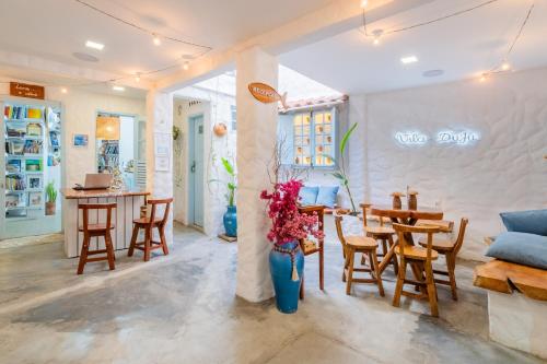 a living room with a table and chairs at Pousada Vila DuJu in Porto De Galinhas