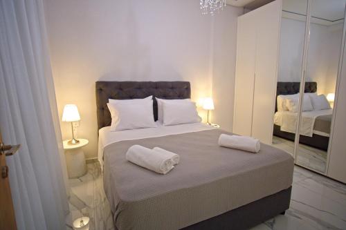 ein Schlafzimmer mit einem Bett, auf dem zwei Handtücher liegen in der Unterkunft The Archanes Ruby in Archanes