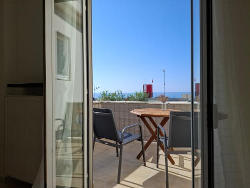 Sea View Apartment by the Beach