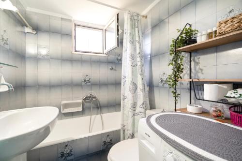 a bathroom with a sink and a tub and a toilet at A casa d'Irene in Amalias