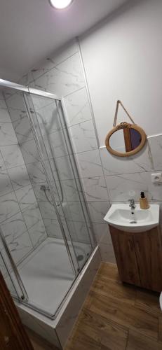 a bathroom with a shower and a sink at Zacisze Trzech Gór- klimatyczne noclegi i restauracja in Jedlina-Zdrój