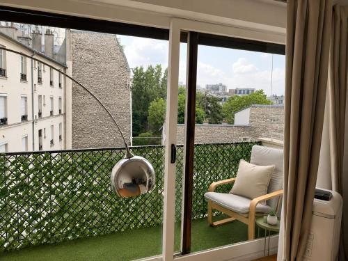 Spacious 2BR Flat with Balcony in Montparnasse