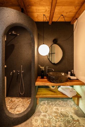a bathroom with a stone shower and a sink at Captain Zeppos in Pollonia