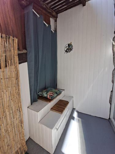 a small room with a bench in a house at La Voûte - Clim et Gare 5 min in Rumilly