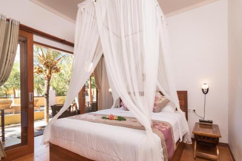 Gallery image of Yellow Bridge Guest House in Nusa Lembongan