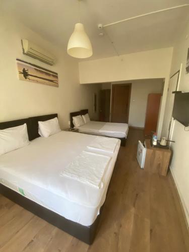 two beds in a room with two beds sidx sidx sidx at Toprak otel pansiyon in Akhisar