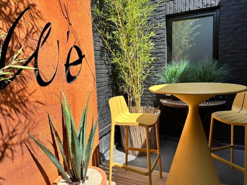 a patio with a table and chairs and plants at Waterl'O in Waterloo