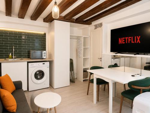 Latin Quarter Classic 1BR Apartment with Netflix