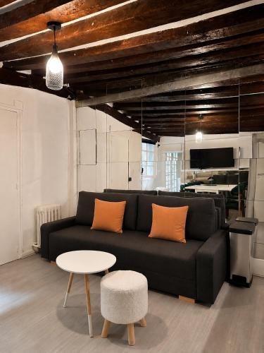 Latin Quarter Classic 1BR Apartment with Netflix